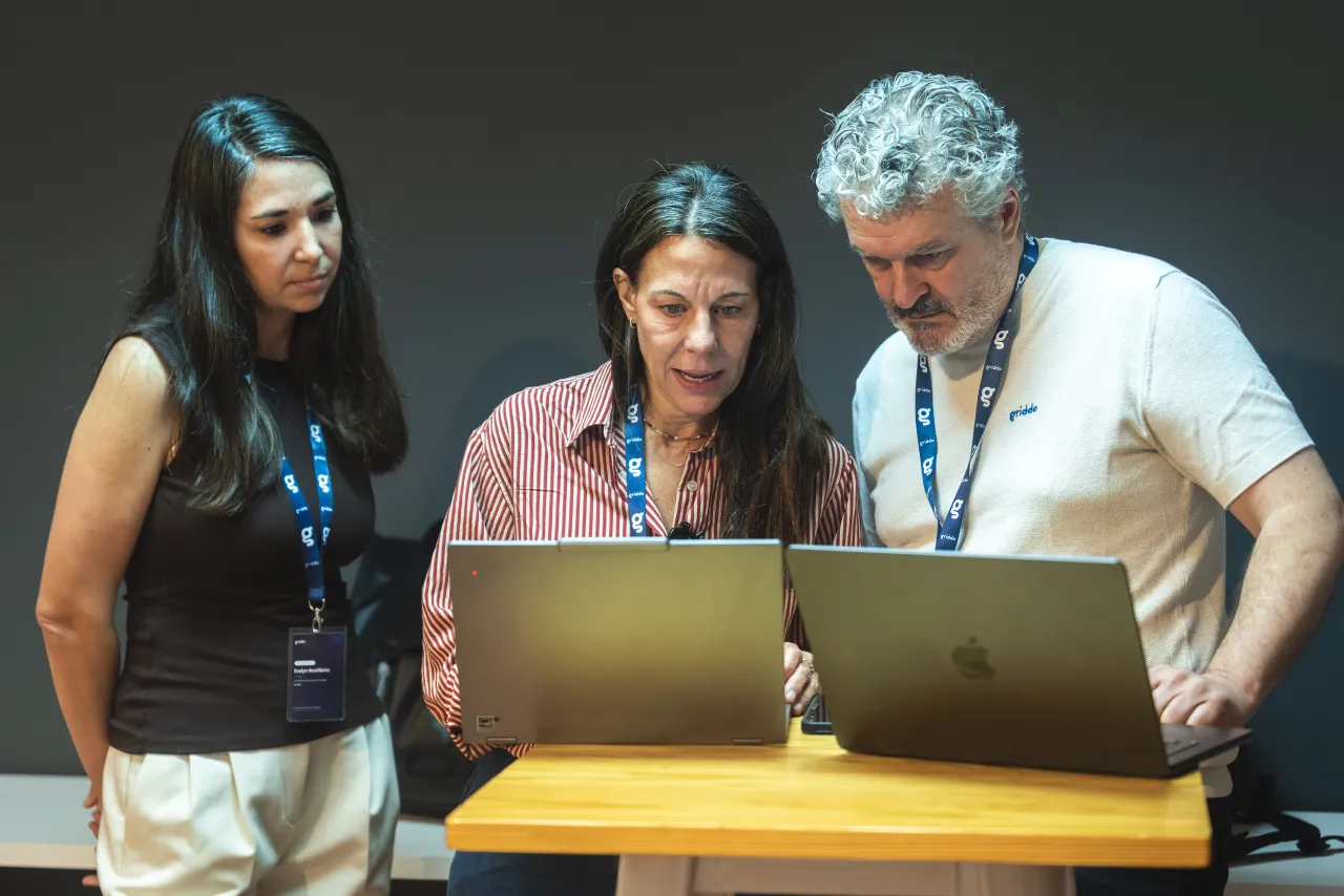 Equipo de Griddo revisando el contenido en los portátiles antes de una sesión