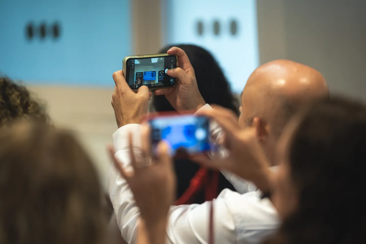 Asistentes fotografiando una diapositiva durante una ponencia en Barcelona