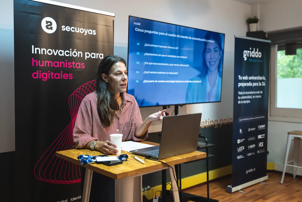 Ponente presentando en pantalla durante el evento de Barcelona
