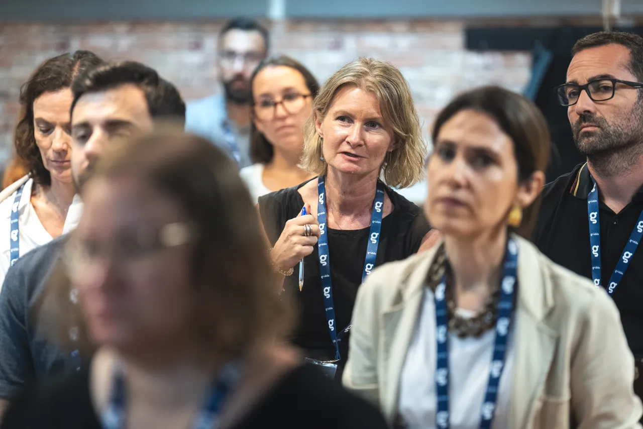 Asistentes conversando en el evento de Barcelona