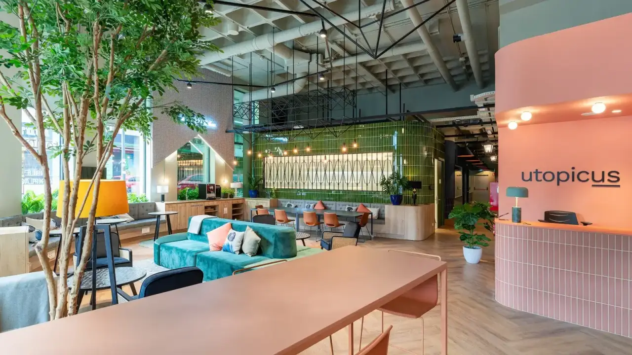 Zona de recepción y coworking de UTOPICUS en Francisco Silvela, Madrid