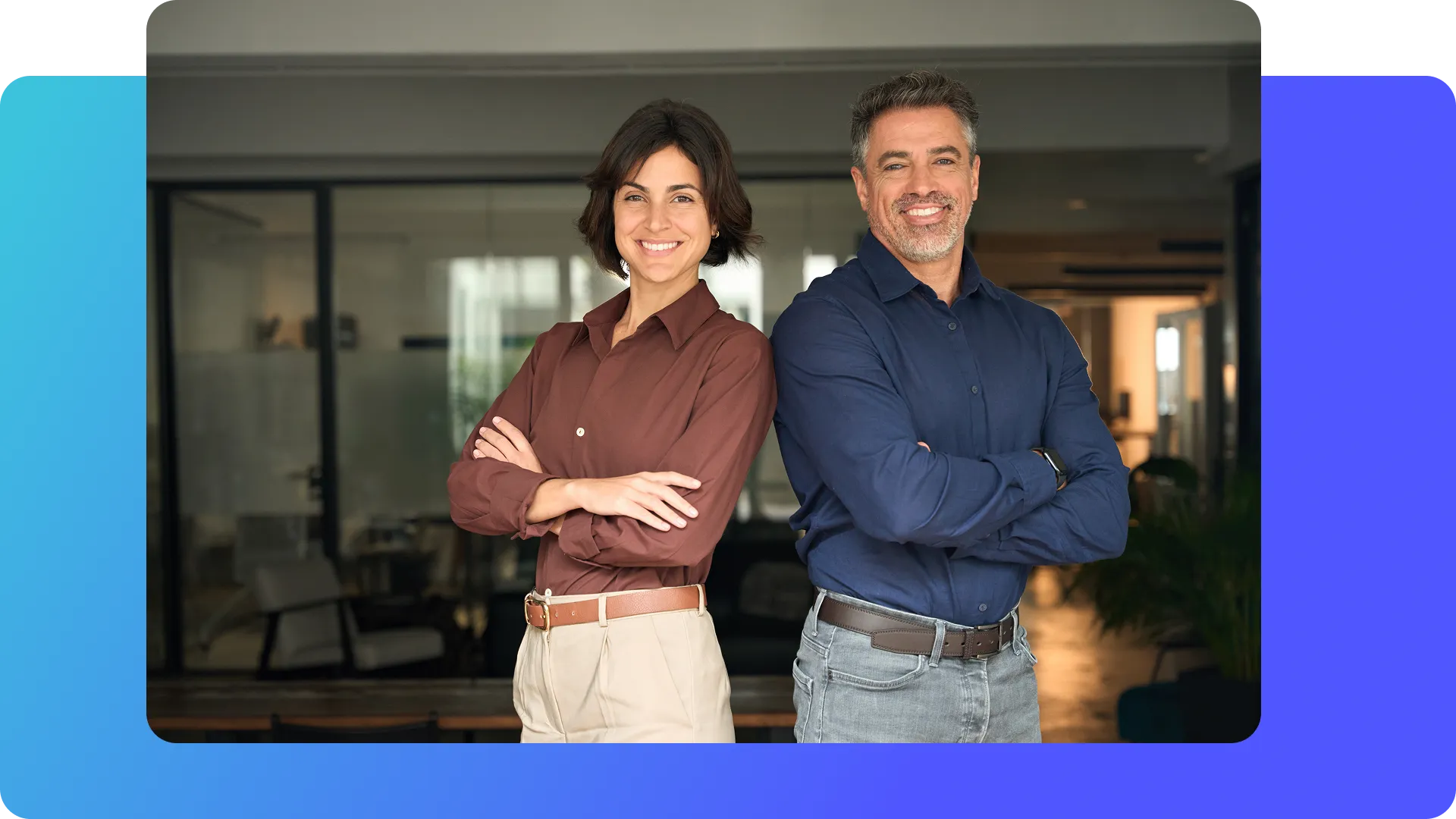 Responsables de IT y marketing uno junto al otro, representando la gobernanza compartida