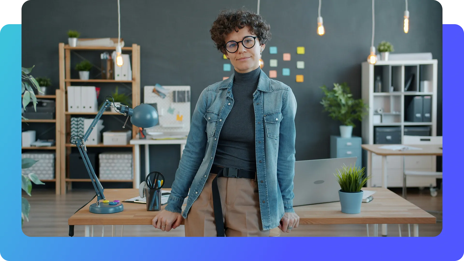 Responsable de transformación digital de pie con confianza en una oficina moderna y creativa