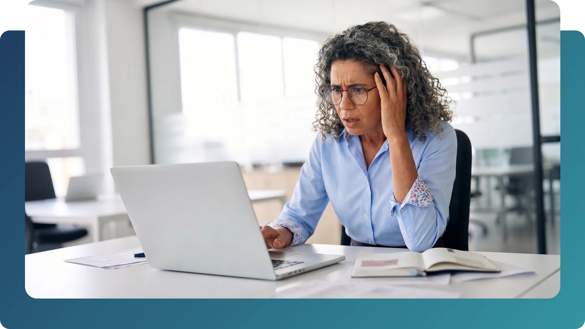 Responsable de TI universitaria preocupada revisando una alerta de vulnerabilidad