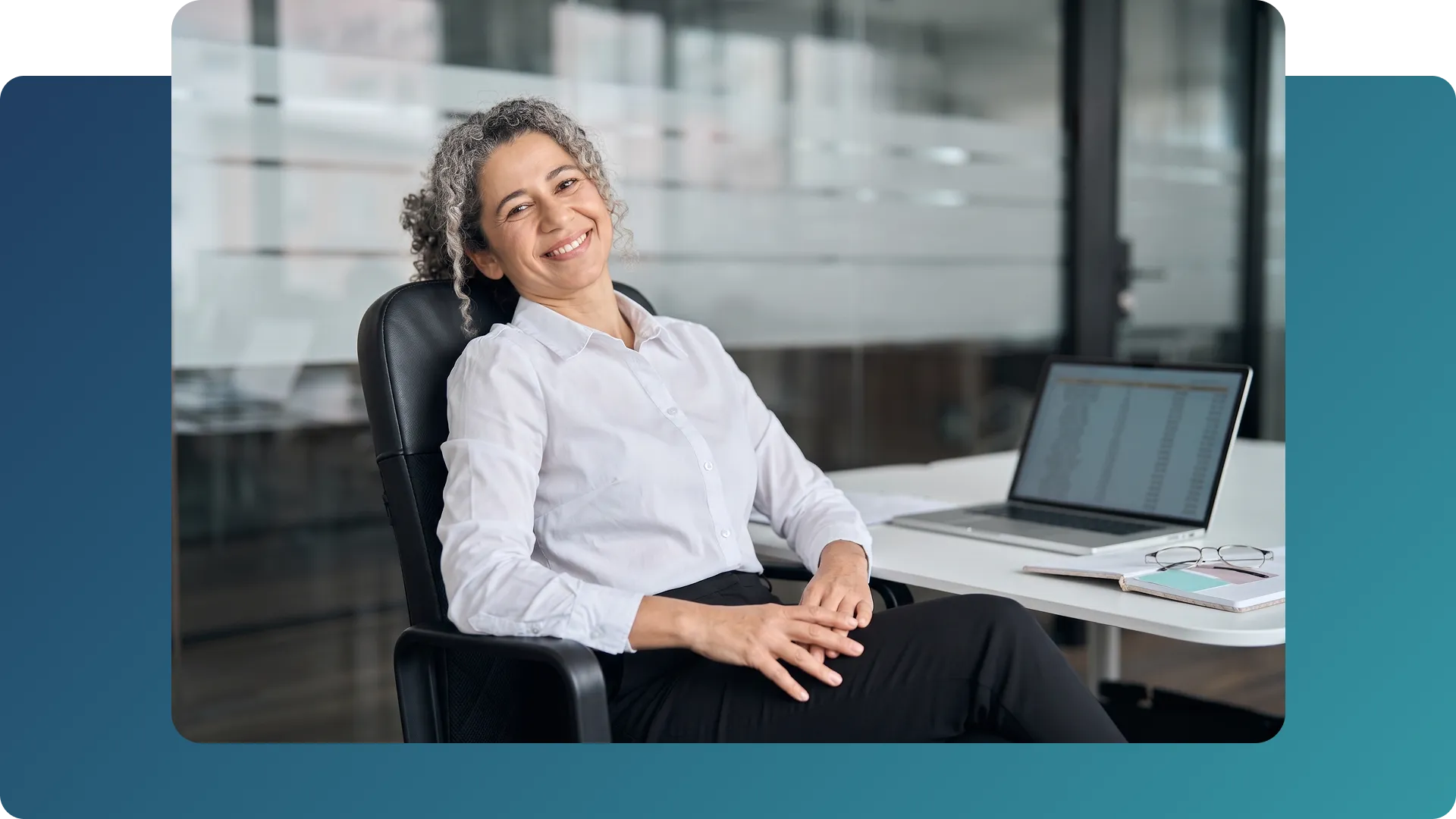 CIO universitaria sonriendo con confianza tras asegurar la arquitectura de su institución