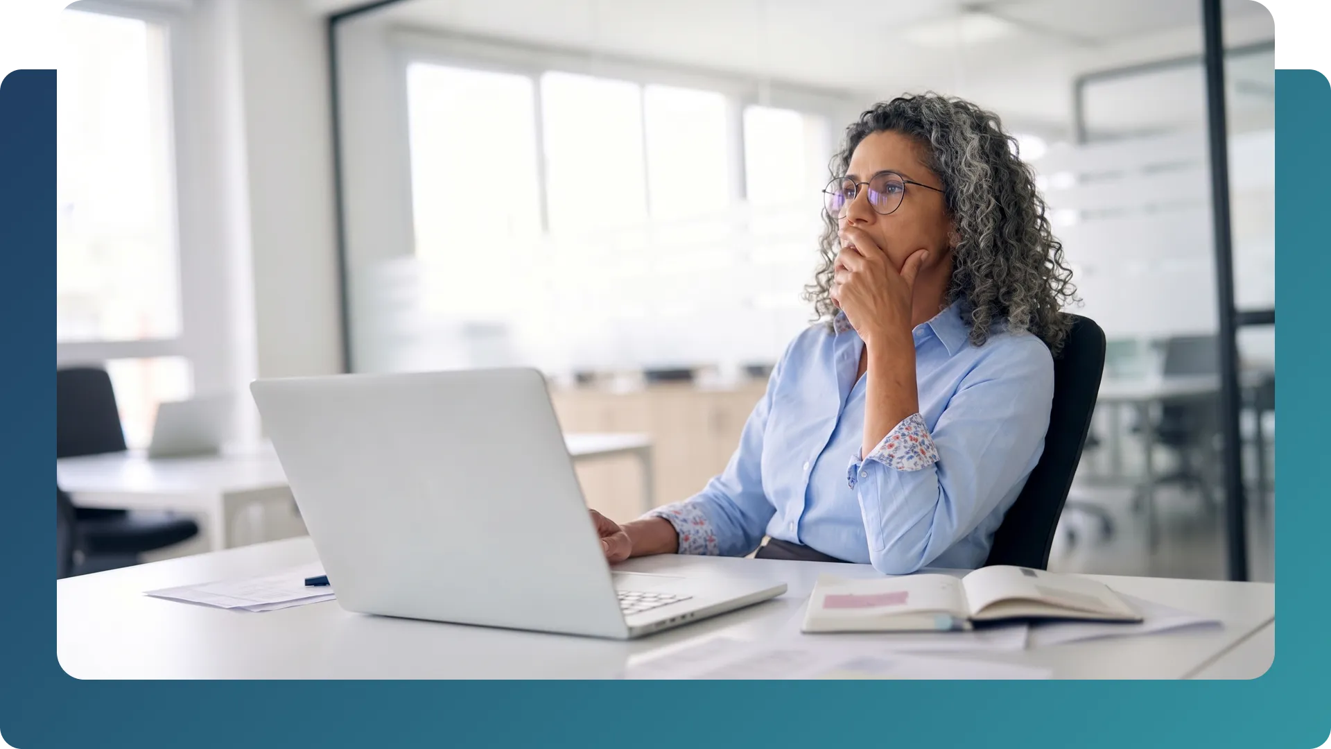 CIO universitaria revisando la superficie de ataque de su CMS en el portátil