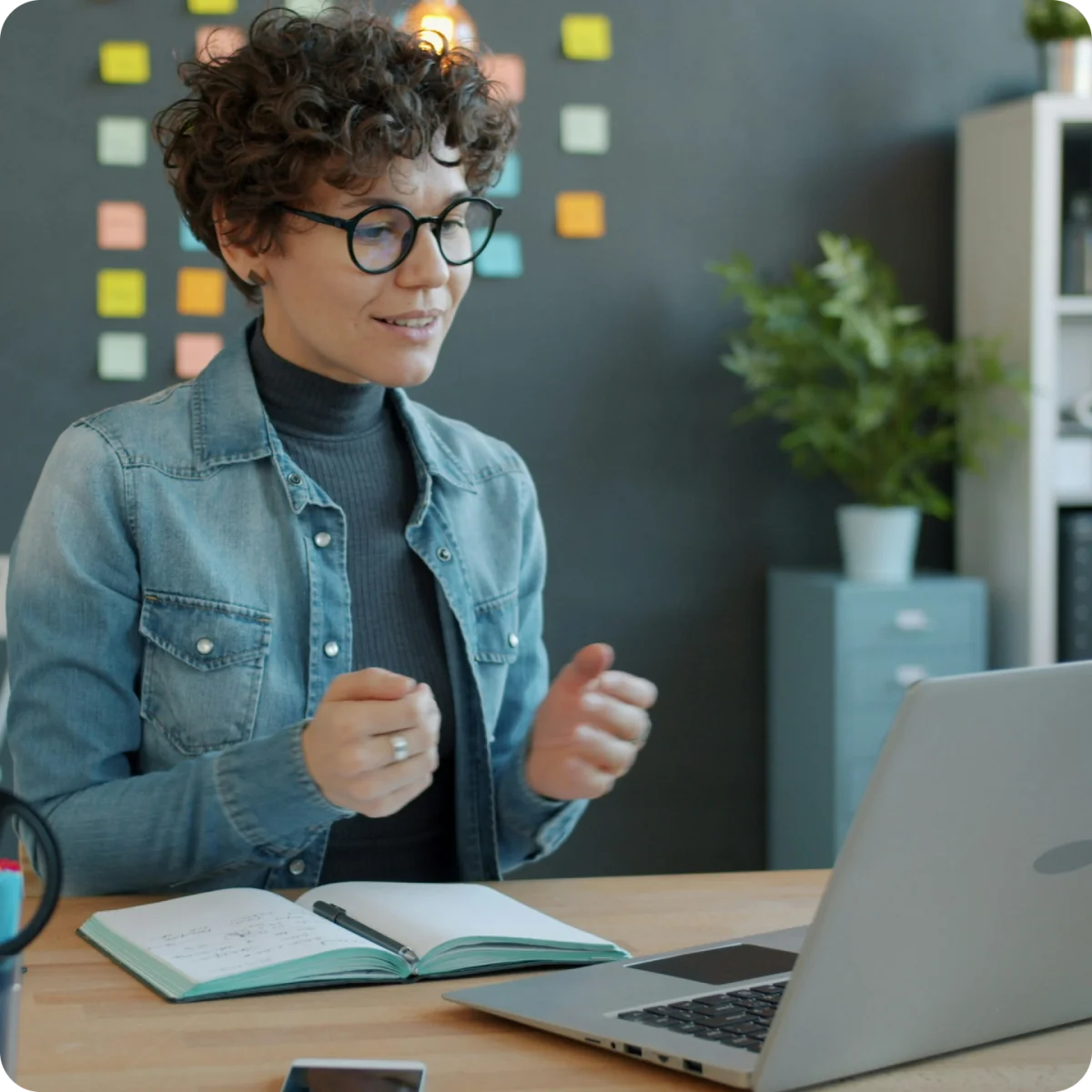 Responsable de marketing rellenando la plantilla de business case en su portátil